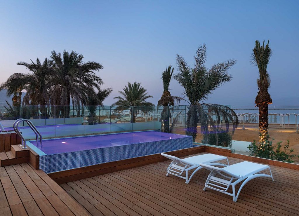 חדר עם בריכה ונוף לים במלון מילוס ים המלח