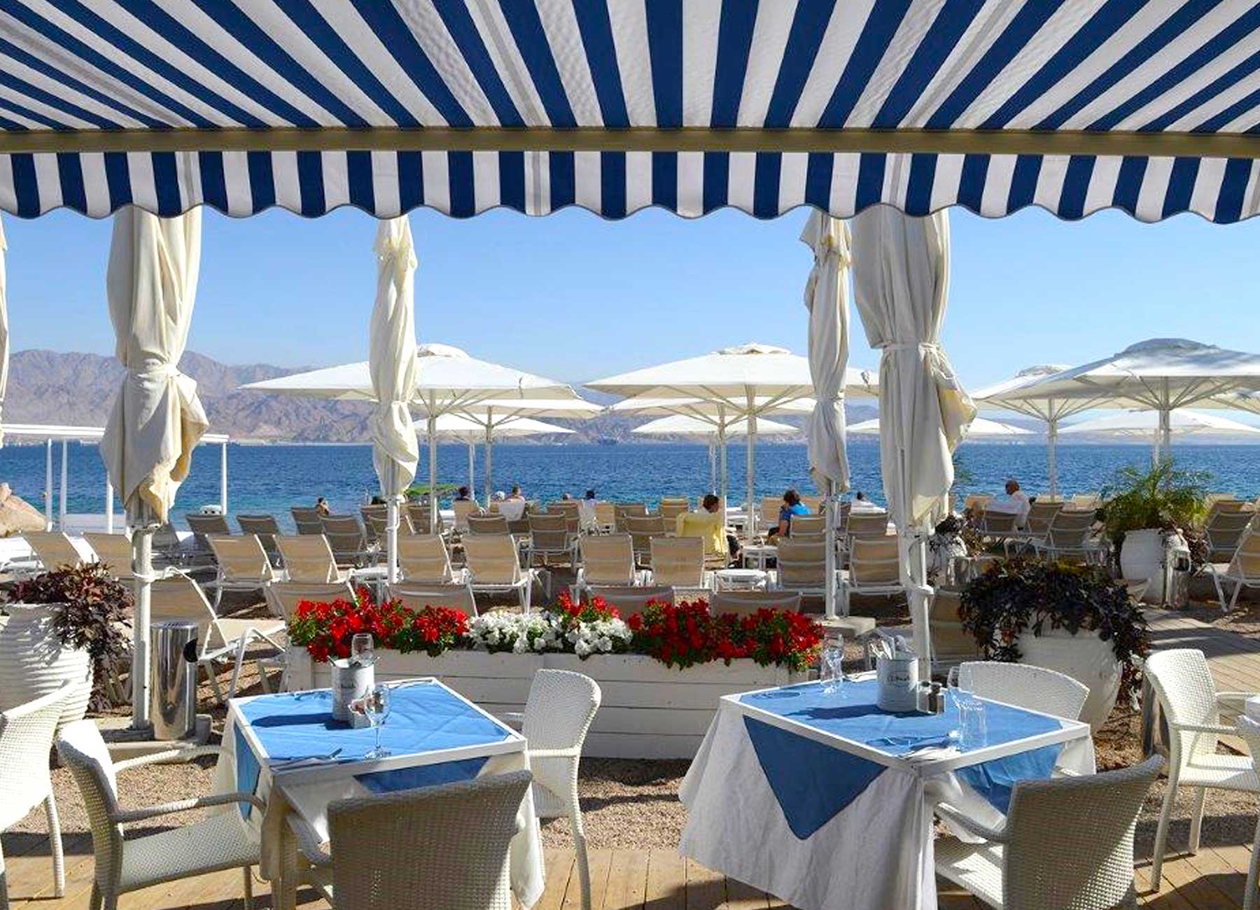 מסעדת החוף במלון הרברט סמואל הריף אילת